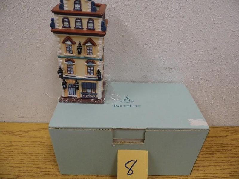 lot 8 image: New Partylite Tea Light House