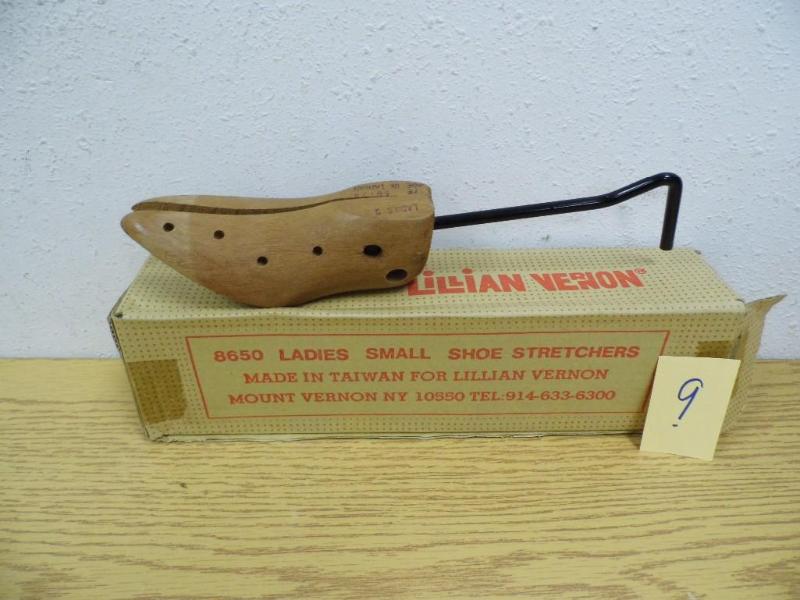 lot 9 image: Lillian Vernon Ladies Sm Shoe Stretcher