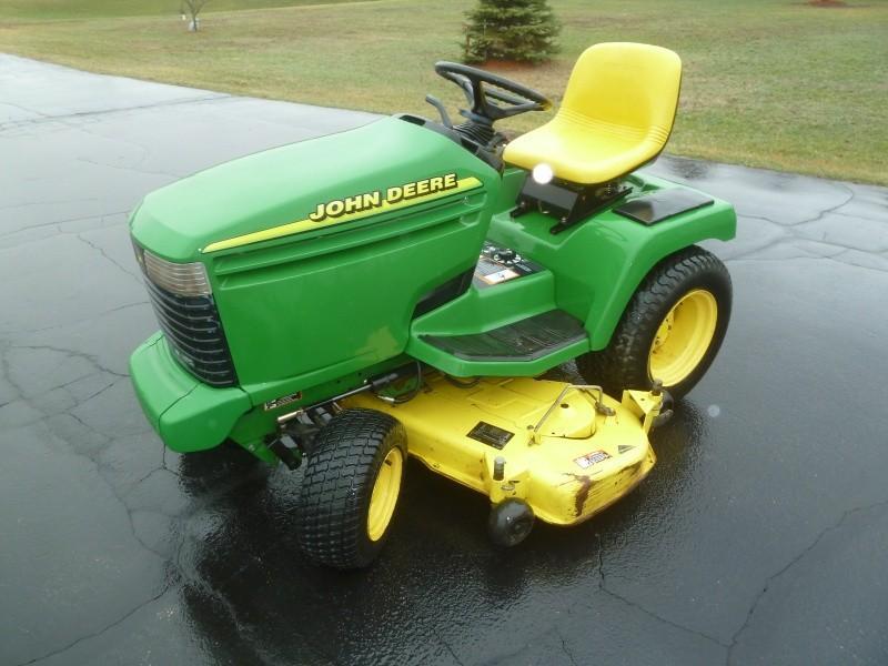 lot 11 image: John Deere Lawn Tractor  Mode...