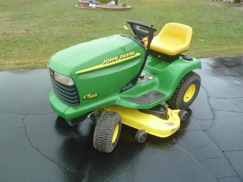 lot 14 image: John Deere Lawn Tractor Model# LT1...