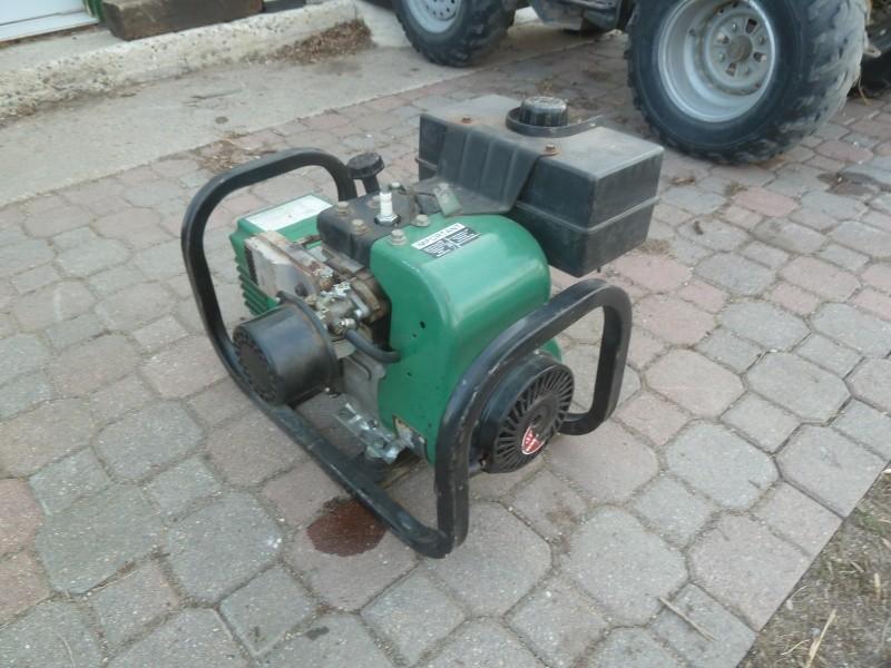 lot 17 image: Maxa Geneator 2250 watt, 120V Has ...
