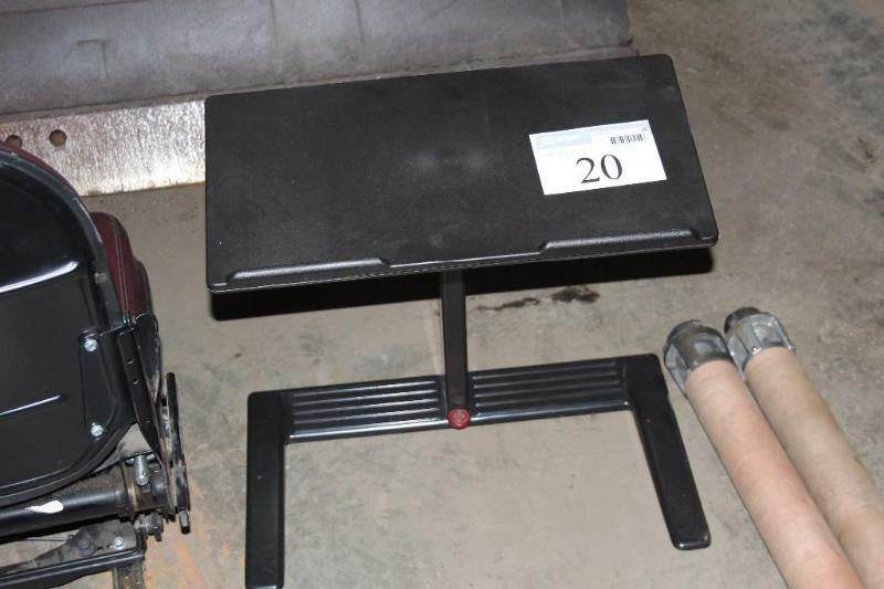 lot 20 image: Small Plastic Podium, 24" L x ...