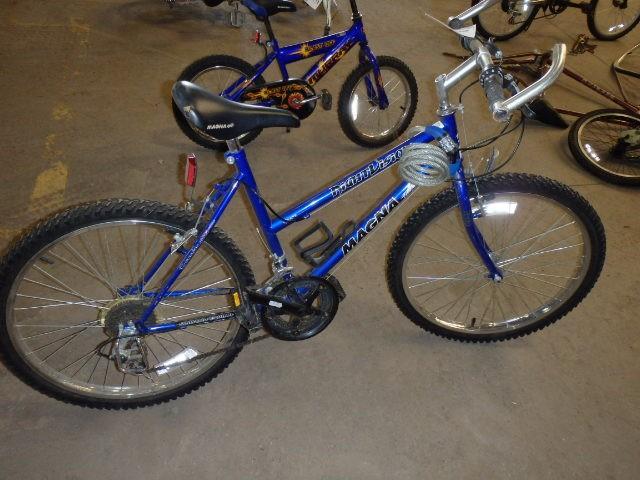 lot 277 image: Magna Bicycle, Youth 18 Speed MT Bi...
