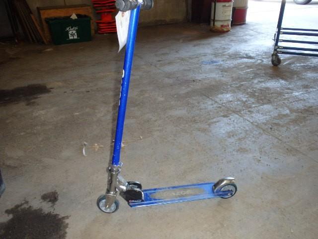 lot 321 image: Razr Scooter, Children, Blue Frame,...