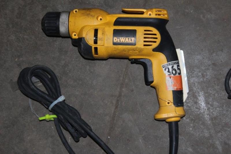 lot 51 image: DeWalt, 38" VSR Drill, Model#...