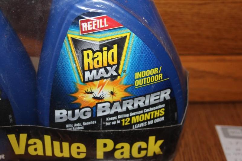 lot 61 image: Package of (2) Raid Maxx, Bug Barri...