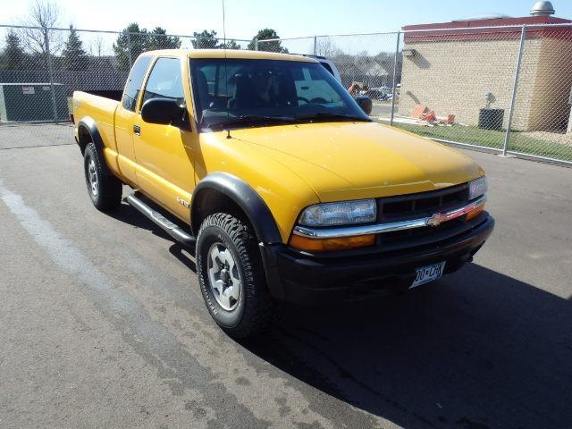 lot 9 image: 2002 CHEVROLET S10 TRUCK VIN 1GCCT...