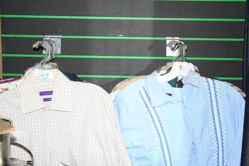 lot 124 image: Mens collared dress shirts, t-shir...