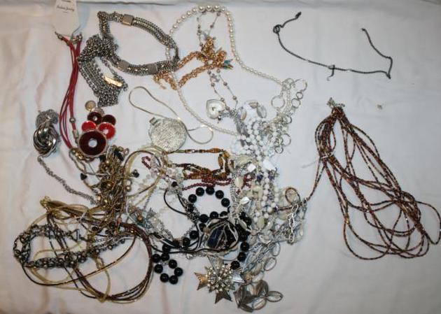 lot 148 image: Large lot of Jewelry, rings, neckla...