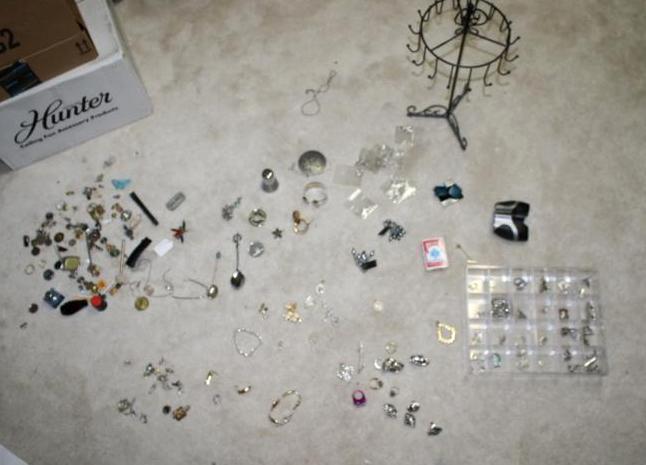 lot 157 image: Large lot of jewelry, pins, pendant...