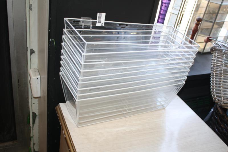 lot 68 image: Hanging plastic containers 16 x 6 x...