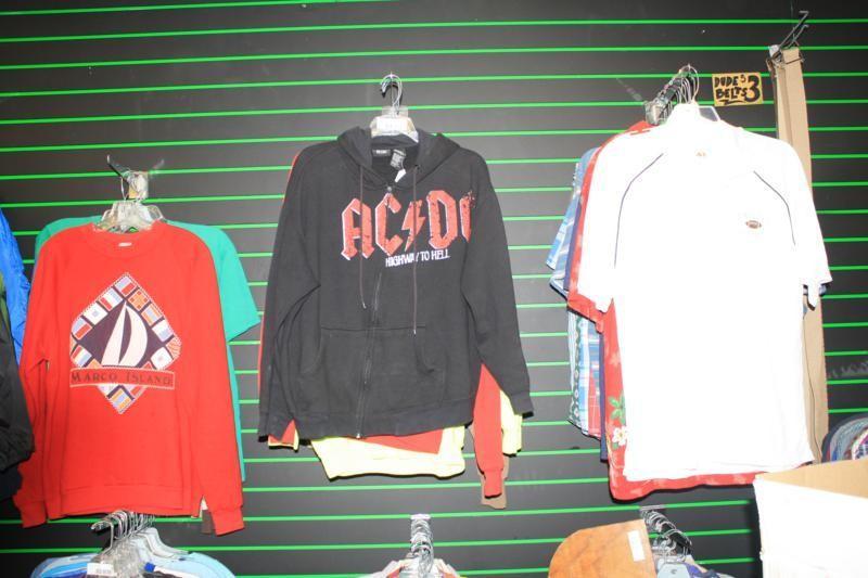 lot 87 image: Assorted mens sweatshirts, t-shirt...