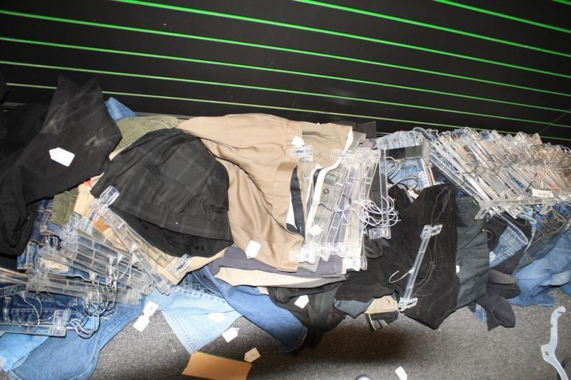 lot 89 image: Mens and womens fashion jeans, Gu...