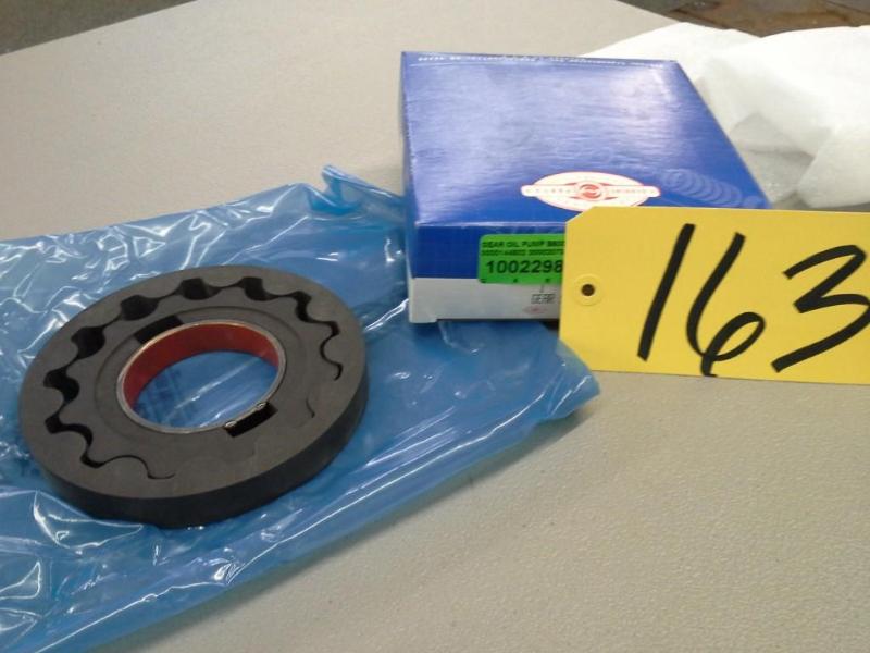 lot 163 image: GEAR OIL PUMP B500 29515688