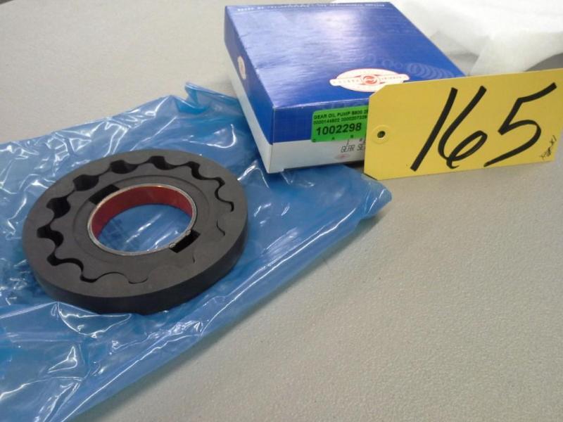 lot 165 image: GEAR OIL PUMP B500 29515688