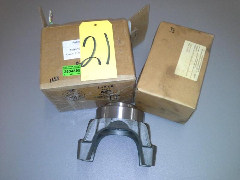 lot 21 image: (QTY 2) YOKE TRANS OUTPUT B500 GILLIG 6-4-8851-1