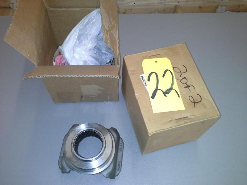 lot 22 image: (QTY 2) YOKE TRANS OUTPUT B500 GILLIG 6-4-8851-1