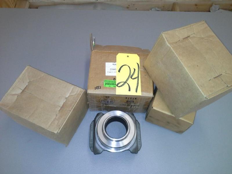 lot 24 image: (QTY 4) YOKE TRANS OUTPUT B500 GILLIG 6-4-8851-1