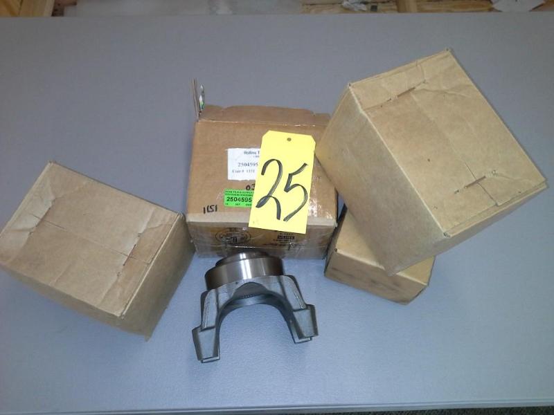 lot 25 image: (QTY 4) YOKE TRANS OUTPUT B500 GILLIG 6-4-8851-1