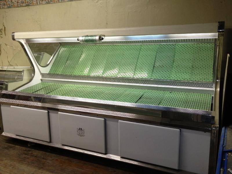 lot 1 image: 1950s Freidrich Floating Air Commercial Produce Display Case