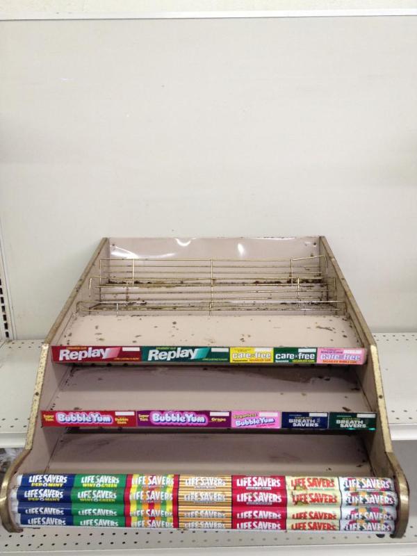 lot 46 image: Vintage Counter Top Gum Merchandiser