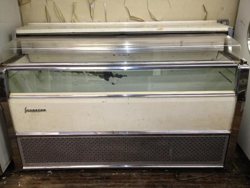 lot 5 image: Schaefer Roll Top Grocery Stoor Deep Freezer
