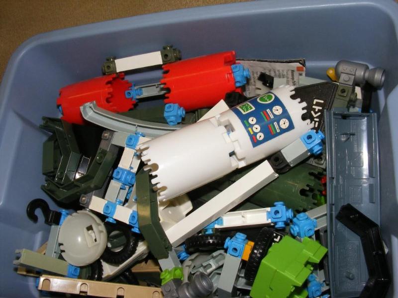 Small tub of&nbspConstrux&nbsptoy...
