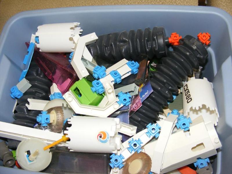 Small tub of&nbspConstrux&nbsptoy...