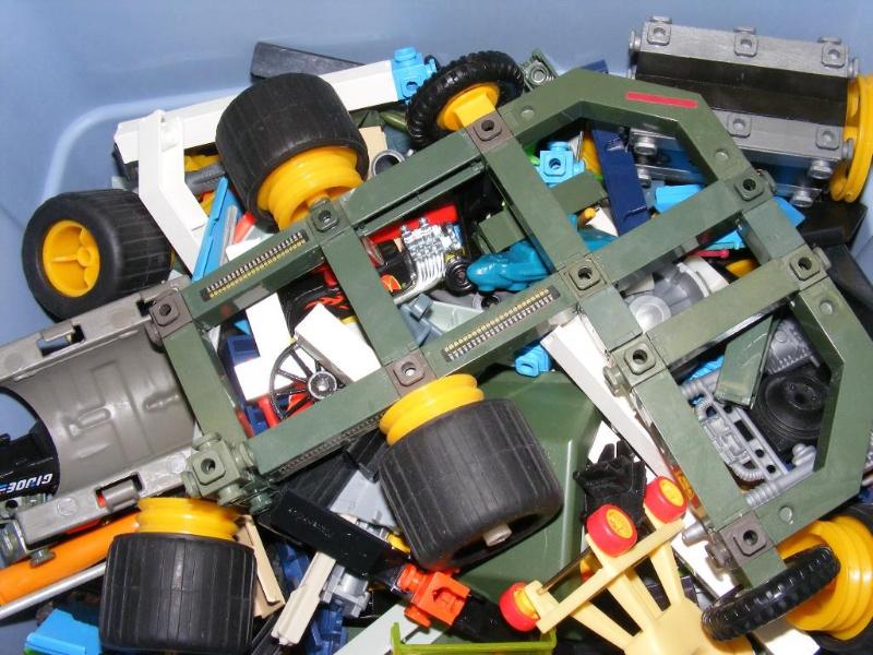 Small tub of Construx toys...