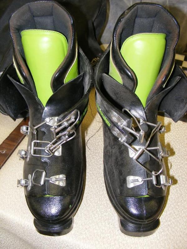 Lange Ski Boots, did not see the si...