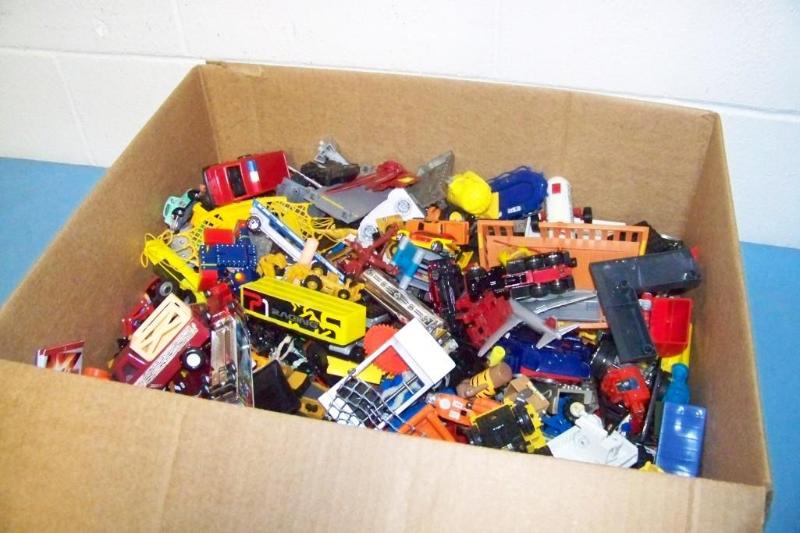 lot 17 image: Cars  Trucks  Vehicles and MANY other Toy Parts and Accessories
