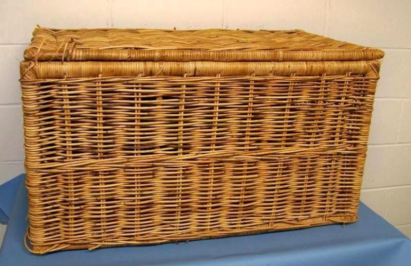 lot 24 image: Wicker Basket  Storage Chest