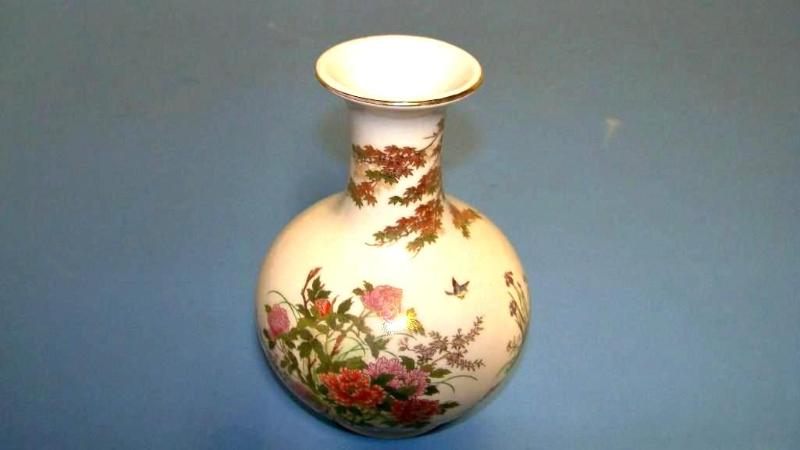 lot 32 image: Small, Decorative Vase