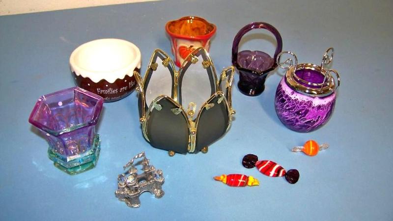 lot 34 image: Fancy, Decorative Glassware Items