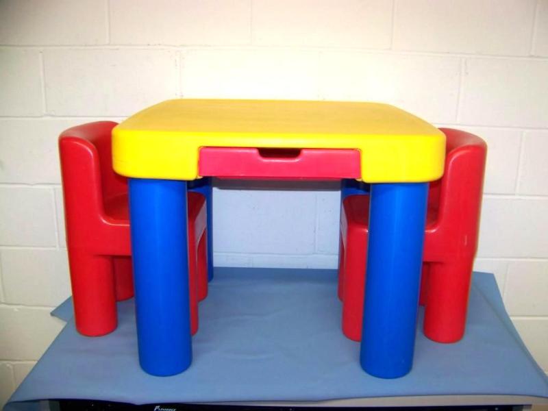 lot 52 image: Little Tykes, Kids Art  Play Table and (2) Chairs
