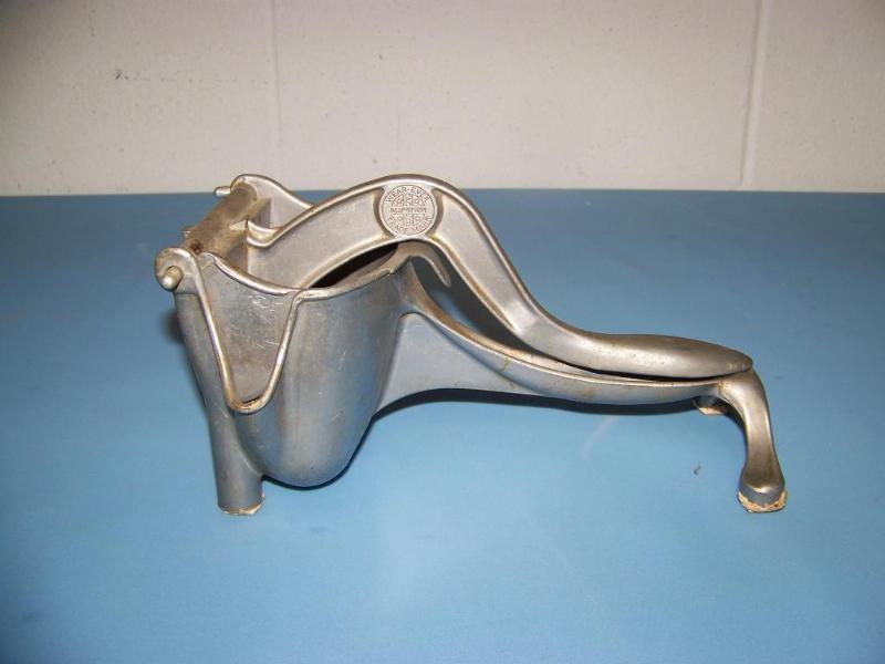 lot 63 image: Wear-Ever, Aluminum Juicer - VINTAGE  COLLECTABLE  ANTIQUE