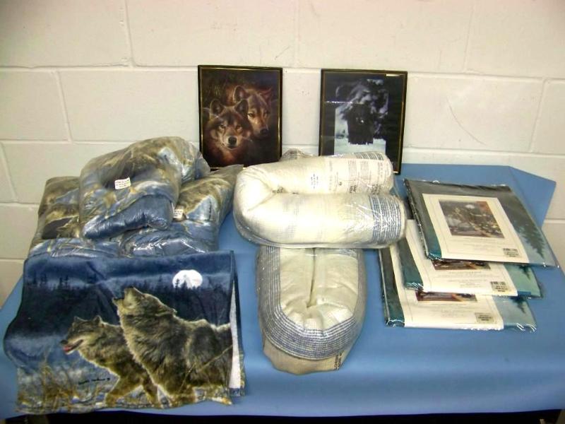 lot 91 image: Matching Wolf Motif, Shower Curtains, Rugs and Towels