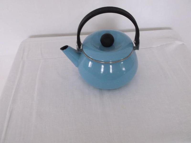 Tea pot 6&quot W x 8 34&quot H....