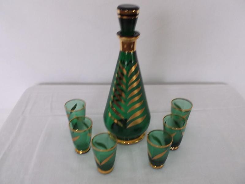 Beautiful decanter set in great sha...