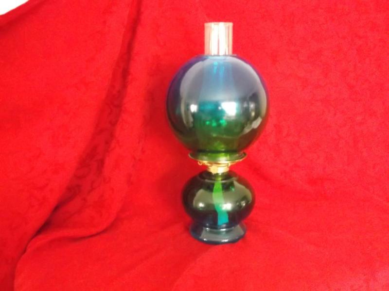 Beautiful oil lamp appears new wick...