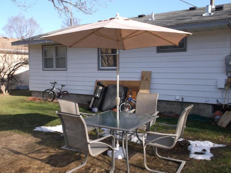 Nice 7 piece Patio set table with g...