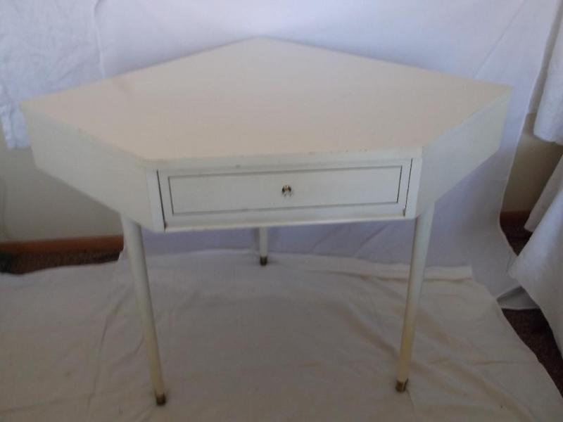Nice 3 legged corner vanity that me...