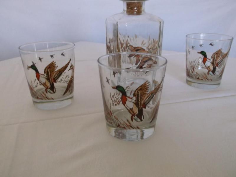 Nice decanter set in great usable c...