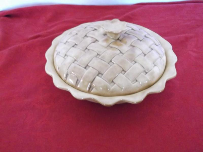 Nice pie plate has to little ships ...