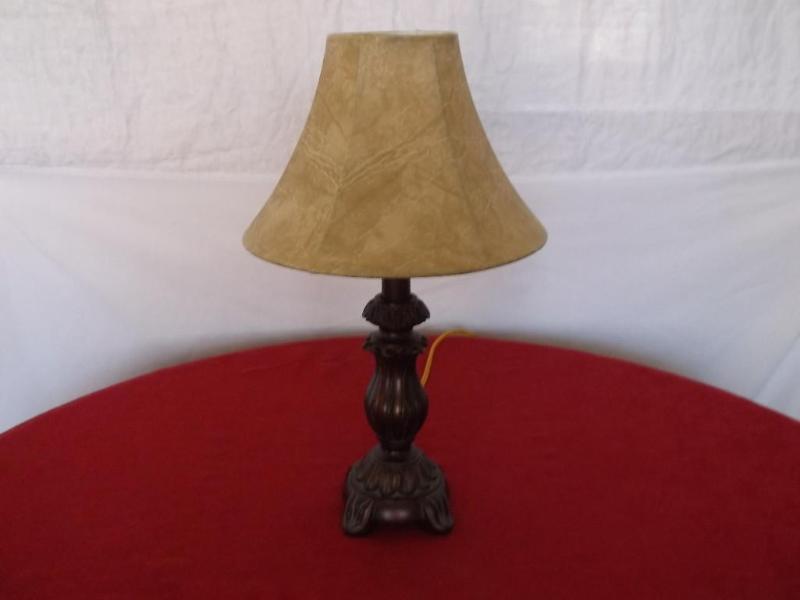 Beautiful little dresser lamp 17 3...