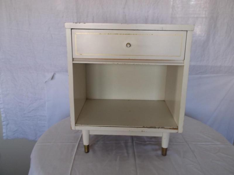 Cute little night stand 20&quot W ...