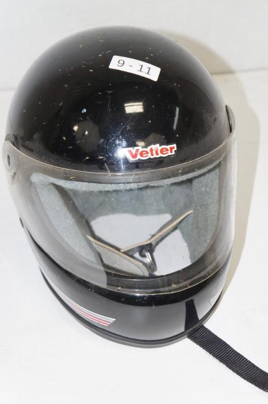 lot 11 image: Vetter fiber 100 snowmobilemotorcycle helmet.