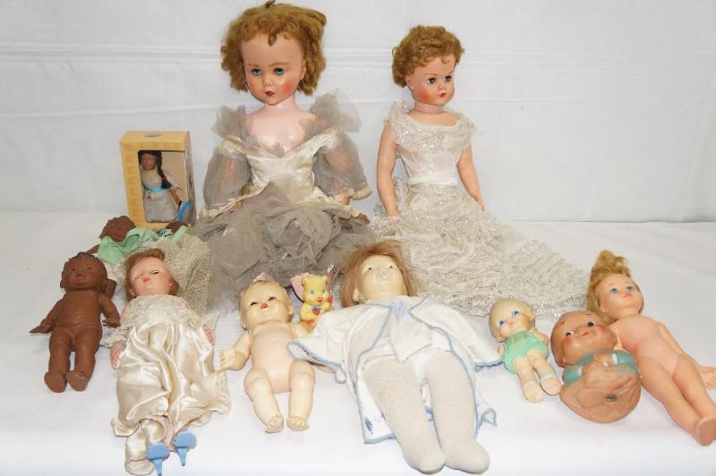 lot 26 image: Nice lot of Vintage Dolls