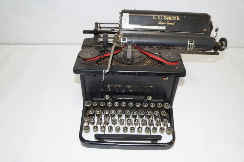 lot 4 image: Vintage L.C. Smith Typewriter