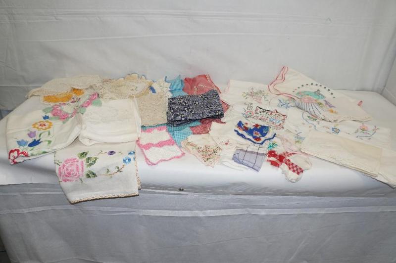lot 40 image: Lot of Vintage Linens